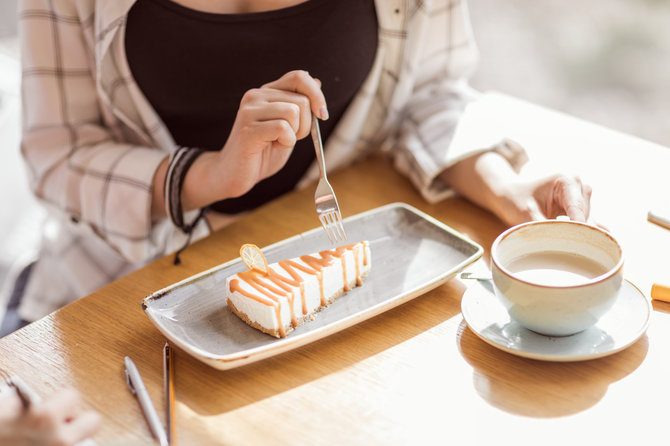 Shutterstock nuotr./Moteris valgo pyragaitį 