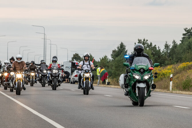 Marijus Aukštikalnis veda koloną motociklų laisvės kelyje: Vilnius – Baltarusija. Asmeninio archyvo nuotr. 