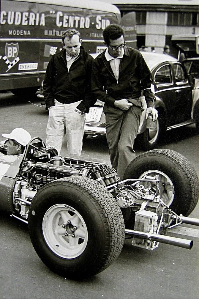 1965 m. Johnas Surtees (kairėje) su kone genialiu „Ferrari“ inžinieriumi Mauro Forghieri. Lothar Spurzem nuotr. Wikipedia CC BY-SA 2.0