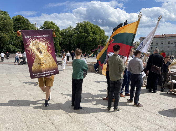 Gabrielės Navickaitės / 15min nuotr./Šalia „Baltic Pride“ 2025 festivalio vykstantys protestai