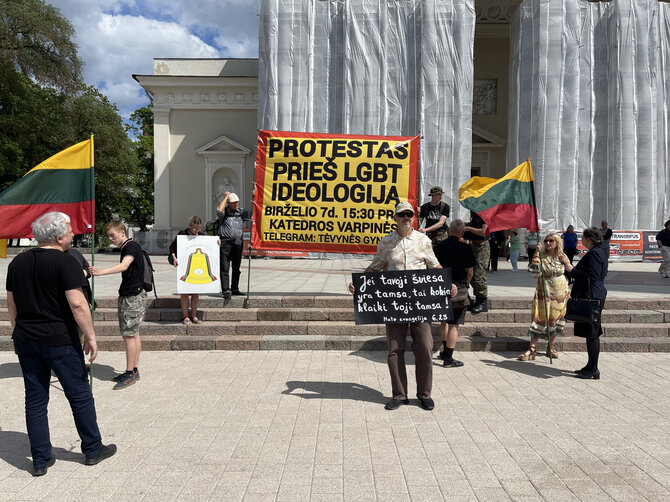Gabrielės Navickaitės / 15min nuotr./Šalia „Baltic Pride“ 2025 festivalio vykstantys protestai