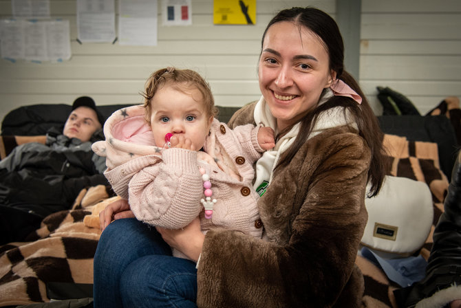 Gabrielės Navickaitės / 15min nuotr./Nuo karo Ukrainoje pabėgusi šeima glaudžiasi Lenkijos pabėgėlių priėmimo centre