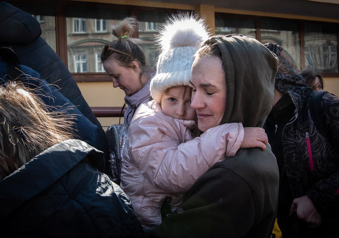 Lenkijos geležinkelio stotyje ukrainiečiai vyksta atgal į tėvynę