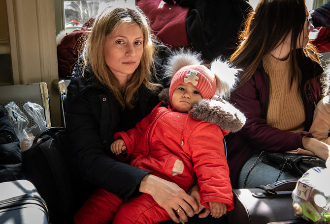 Gabrielės Navickaitės / 15min nuotr./Ukrainietė Julija su savo dukra laukia Lenkijos geležinkelio stotyje, moteris nuo karo pabėgo iš Charkovo srities