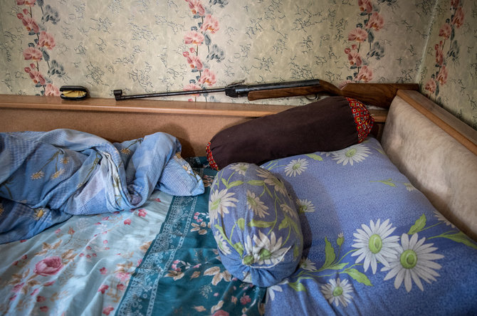 Gabrielės Navickaitės / 15min nuotr./Prie Giorgio lovos padėtas ginklas, Sakartvelas 2022 m. Liepos 27 d. 