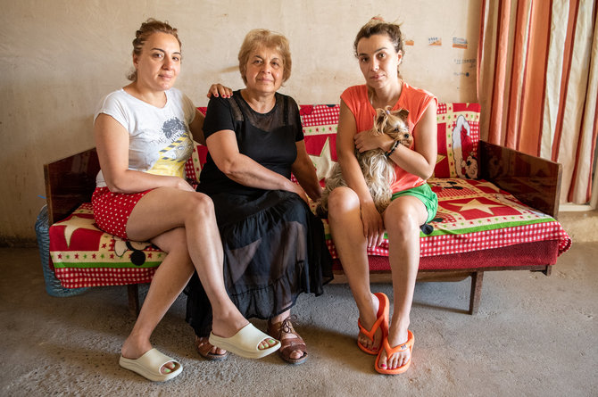 Gabrielės Navickaitės / 15min nuotr./Nino su sese ir mama sėdi ant sofos savo gimtuosiuose namuose Ergneti kaime, Sakartvelas 2022 m. liepos 27 d. 
