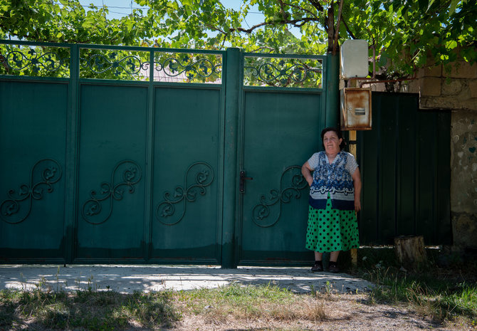 Gabrielės Navickaitės / 15min nuotr./Eteri stovi prie savo namų vartų Ergneti kaime, Sakartvelas 2022 m. liepos 27 d. 