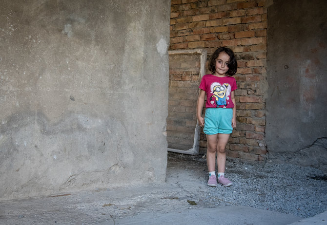 Gabrielės Navickaitės / 15min nuotr./Ninos dukra Mariam stovi prie savo namų Ergneti kaime, Sakartvelas 2022 m. liepos 27 d. 