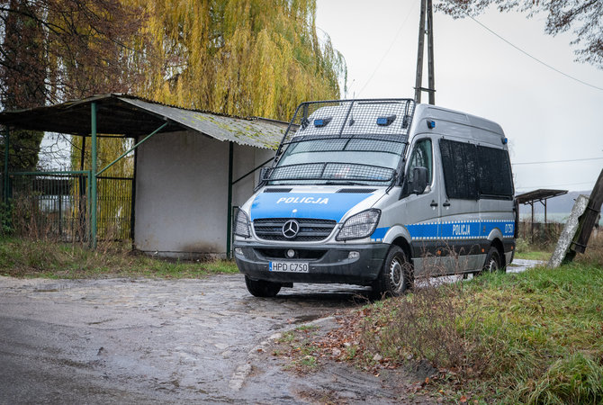 Gabrielės Navickaitės / 15min nuotr./Pševoduvo kaime budi gausios policijos pajėgos. Lenkija, 2022 m. Lapkričio 16 d.