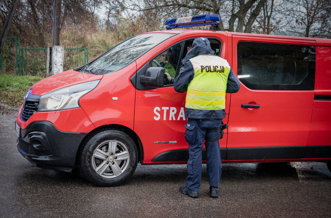 Gabrielės Navickaitės / 15min nuotr./Pševoduvo kaime budi gausios policijos ir ugniagesių pajėgos. Lenkija, 2022 m. Lapkričio 16 d.