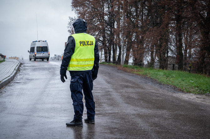 Gabrielės Navickaitės / 15min nuotr./Pševoduvo kaime budi gausios policijos pajėgos. Lenkija, 2022 m. Lapkričio 16 d.