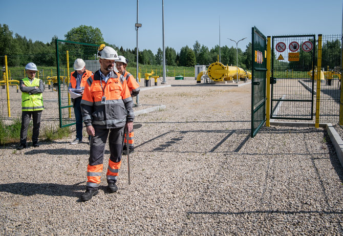 Gabrielės Navickaitės / 15min nuotr./ A.Dagys dalyvavo paviršiuje sumontuotų jungiamųjų alkūnių vizualinėje apžiūroje Jauniūnų stotyje