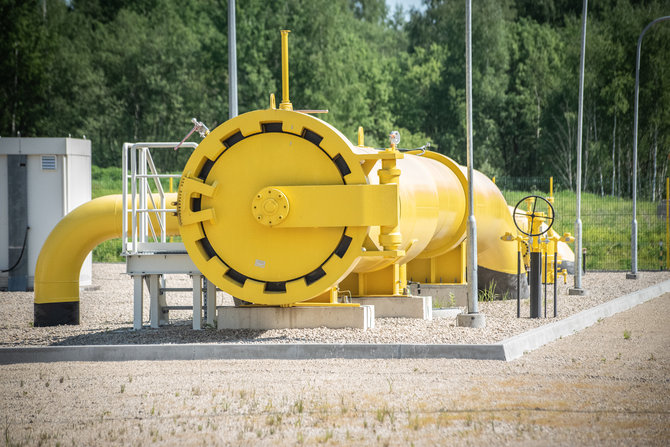 Gabrielės Navickaitės / 15min nuotr./Paviršiuje sumontuotų jungiamųjų alkūnių vizualinė apžiūra Jauniūnų stotyje