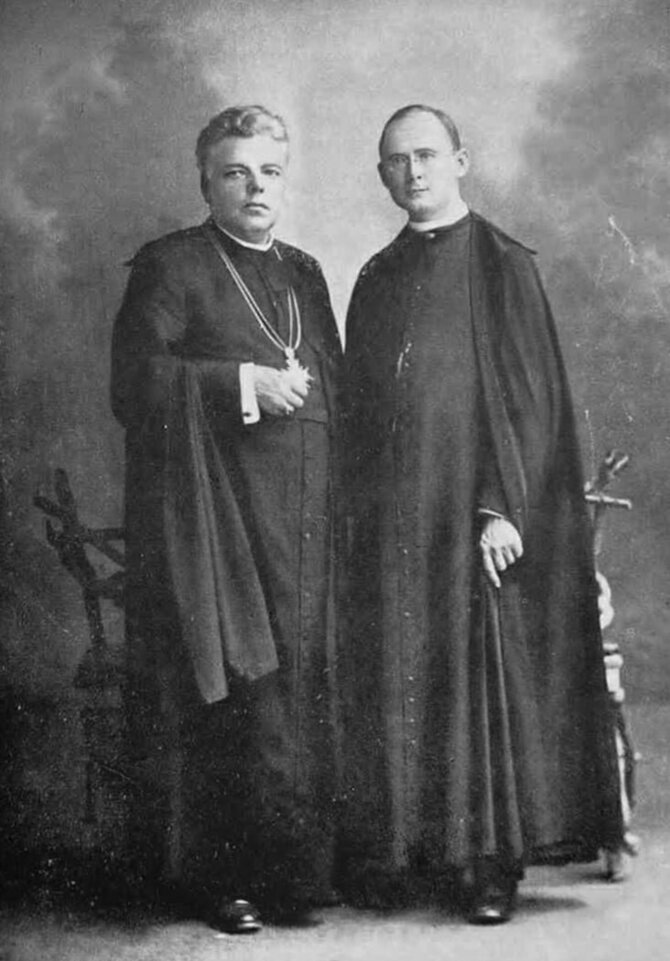 Kun. kanauninkas K.Prapuolenis lydi kun. V.Bartušką į Vatikaną