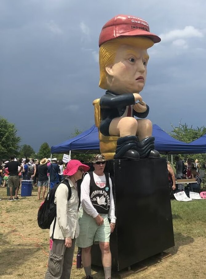 Nuotrauka iš „Twitter/ X“/Donaldo Trumpo skulptūra