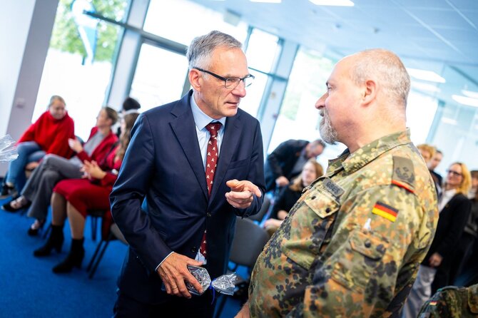 Mindaugo Mikulėno nuotr./LKI perdavė Vokietijoje išleistas lietuvių autorių knygas Vokietijos brigadai