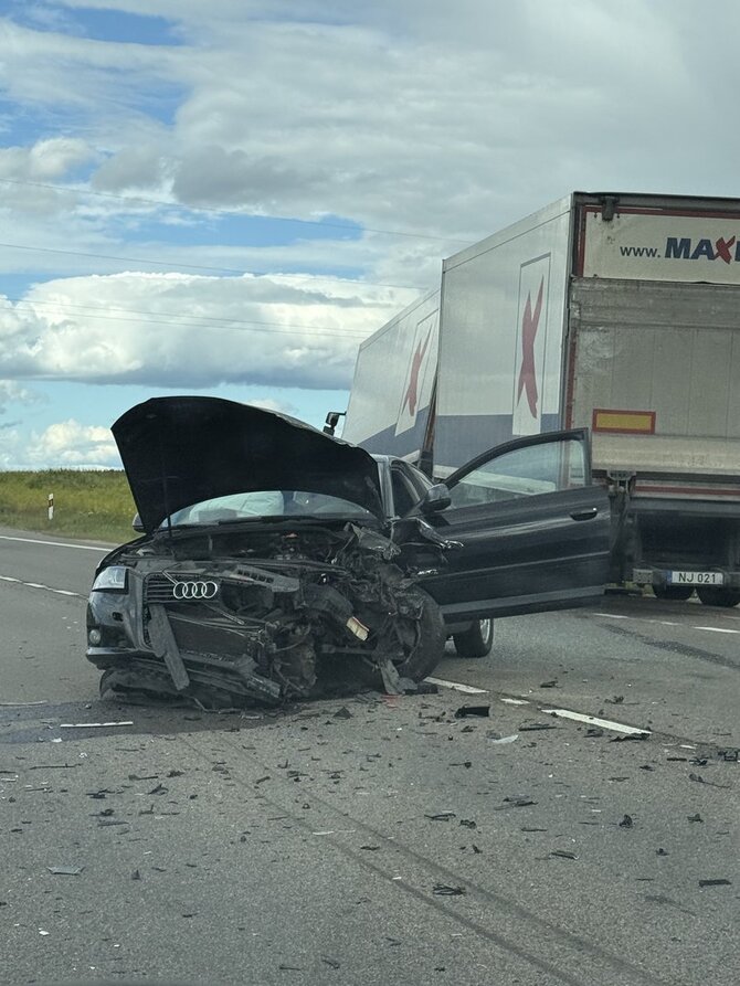15 min skaitytojo nuotr./Avarija netoli Paluknio aerodromo