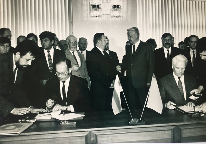 Autorius nežinomas/Lietuvos Respublikos Ministras Pirmininkas Gediminas Vagnorius (Kairėje) ir Rusijos Federacijos ministras pirmininkas Ivanas Silajevas pasirašo Susitarimą. Maskva, 1991-07-29 d.