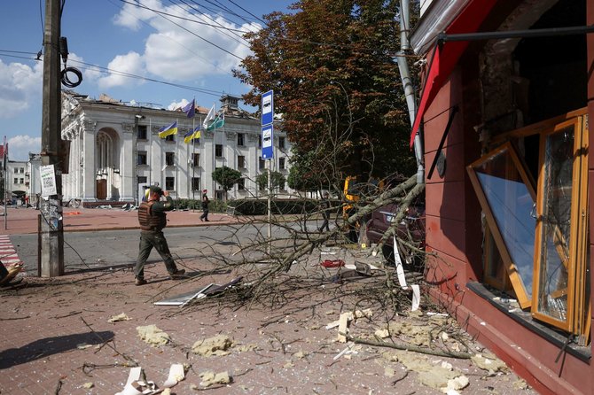 Scanpix nuotr./Rusijos raketa smogė šiaurės Ukrainos Černigovo miestui