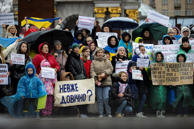 Scanpix nuotr./Sekmadienį Kyjivo Nepriklausomybės aikštėje daugiau nei šimtas žmonių susirinko į mitingą