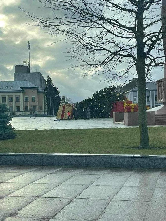 Iš feisbuko puslapio „Marijampolės permainos“/Nuvirto Marijampolės Kalėdų eglutė