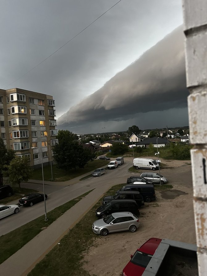 15 min skaitytojo nuotr./Lentvarį gaubia tamsūs debesys, audra juda link Vilniaus