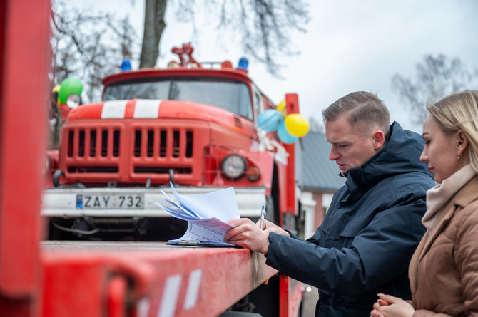 Savivaldybės nuotr./Ukrainai oficialiai perduotas vienas iš keturių savivaldybės nenaudojamų gaisrinių automobilių