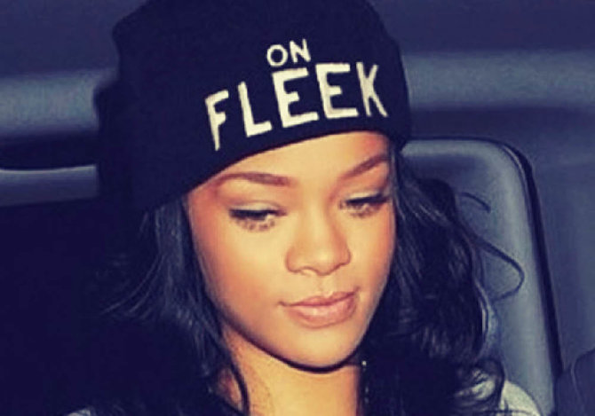 "Dictionary.com" nuotr./Rihanna, dėvinti kepurę su užrašu "On fleek"