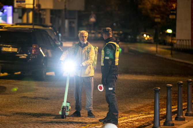 Pauliaus Peleckio / 15min nuotr./Lietuvos kelių policijos tarnybos pareigūnai tikrino elektrinių paspirtukų vairuotojų blaivumą