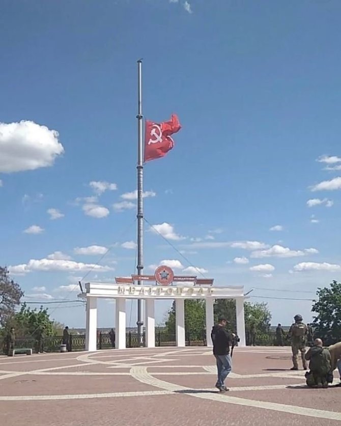„Instagram“ nuotr./Melitopolyje iškelta Sovietų Sąjungos vėliava