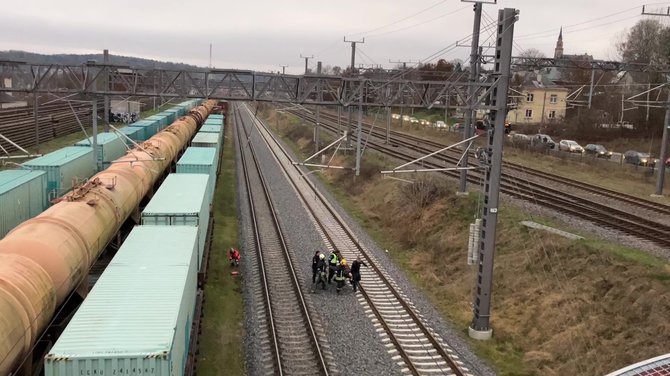 15min skaitytojo nuotr./Vilniuje vaikinas šoko ant traukinio – nuplėšė kabelį: elektra trenkė ir medikui