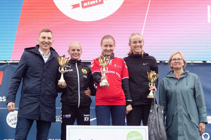 Lukas Balandis / BNS nuotr./"Rimi" Vilniaus maratonas 2022. Vilnius. V.Stašauskaitė (antra iš kairės) ir V.Žūsinaitė (trečia iš kairės).