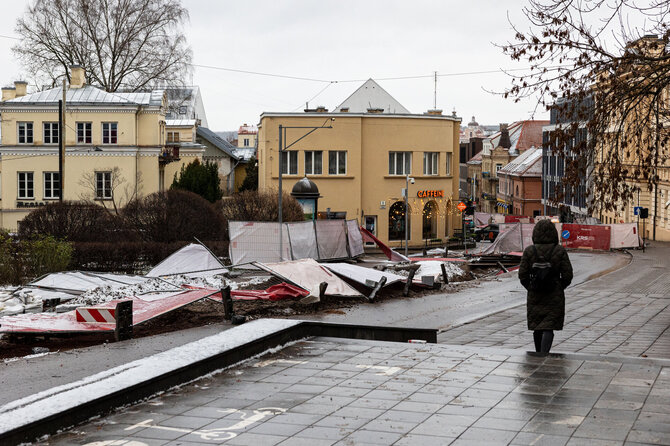 Pauliaus Peleckio / BNS nuotr./Stiprus vėjas Vilniuje išvartė apsaugines tvoras