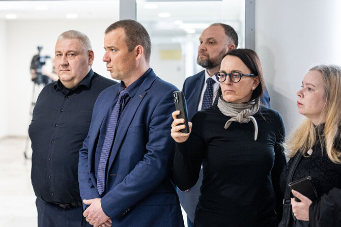 Pauliaus Peleckio / BNS nuotr./Balsavimas dėl Kapčiamiesčio poligono. Tomas Ramanauskas (antras iš kairės)