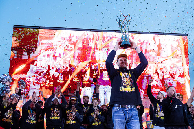 Pauliaus Peleckio / BNS nuotr./Fanai prie Baltojo tilto švenčia su čempionų titulą iškoviojusiu Vilniaus „Rytu“