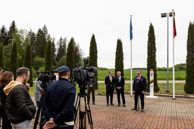 Pauliaus Peleckio / BNS nuotr./EK komisaro Magnuso Brunerio vizitas pasienyje