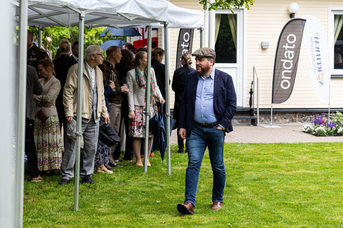 Pauliaus Peleckio / BNS nuotr./Leonidas Volkovas. Didžiosios Britanijos Karaliaus gimtadienio šventė Jungtinės Karalystės ambasadorės rezidencijoje