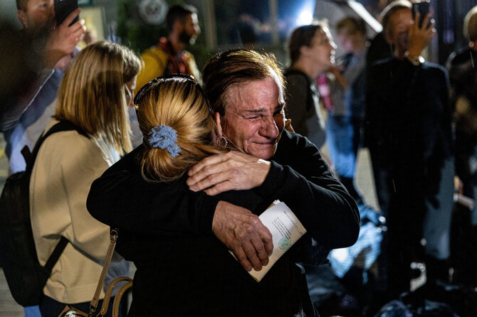 Pauliaus Peleckio / BNS nuotr./Iš Baltarusijos nelaisvės išvaduoti žmonės prie JAV ambasados Vilniuje