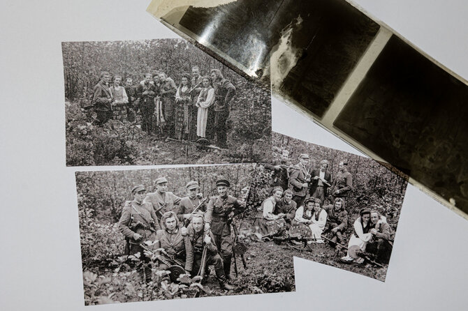 Pauliaus Peleckio / BNS nuotr./Ramygalos apylinkių partizanai su merginomis. 1945 m. arba 1946 m. vasara. Tikėtina, kad po „škapliarnų“ atlaidų