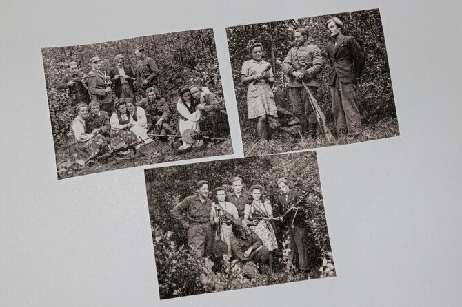 Pauliaus Peleckio / BNS nuotr./Jaunuolis su švarku skirtinguose partizanų būriuose. Tikėtina, kad tai šių nuotraukų autorius Rapolas Baltrūnas