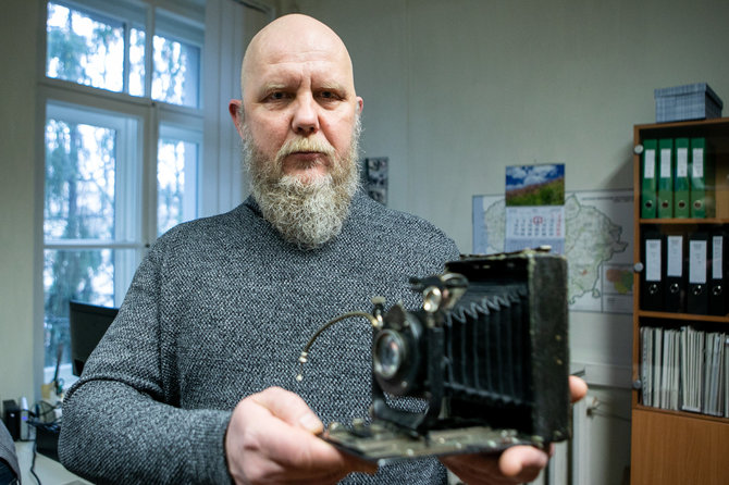 Pauliaus Peleckio / 15min nuotr./Vaidas Steponkus su senelio Juozo Karlos fotoaparatu