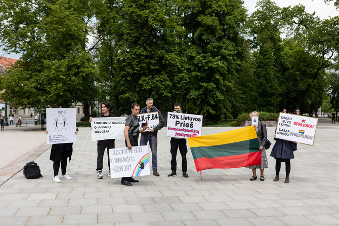 Pauliaus Peleckio / BNS nuotr./Prieš „Baltic Pride 2022“ eitynes nusiteikę žmonės kovojo maldomis