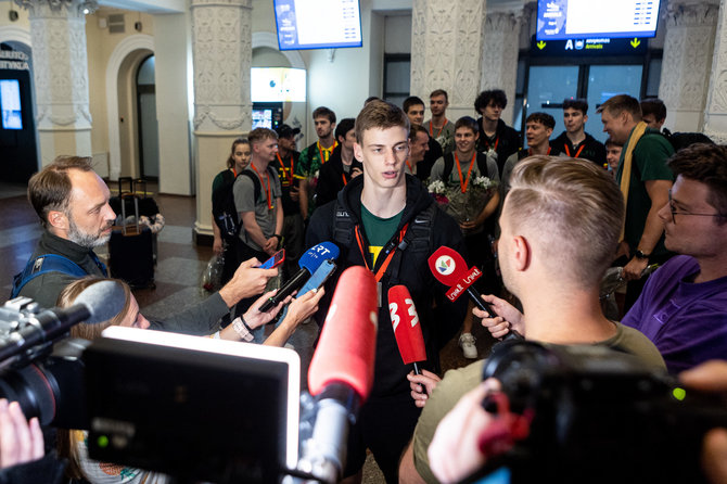 Pauliaus Peleckio / BNS nuotr./Lietuvos U20 vaikinų rinktinės sutikimas oro uoste