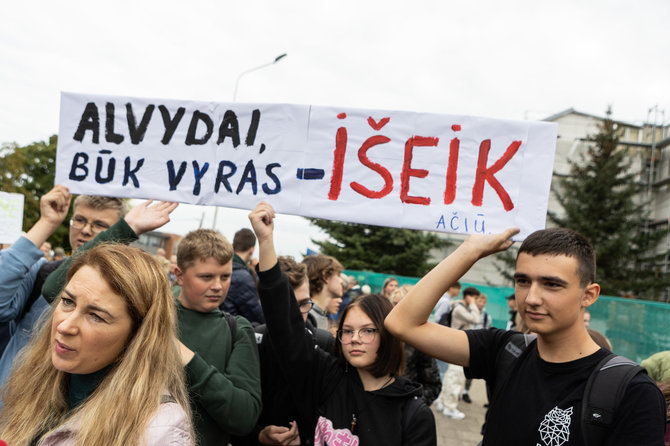 Foto von Pauliaus Peleckis/BNS/In der Nähe des Riešės-Gymnasiums fand eine Kundgebung zur Unterstützung des Direktors statt