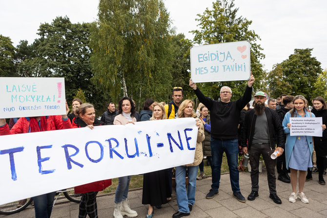 Pauliaus Peleckio / BNS nuotr./Prie Riešės gimnazijos įvyko direktorės palaikymo mitingas