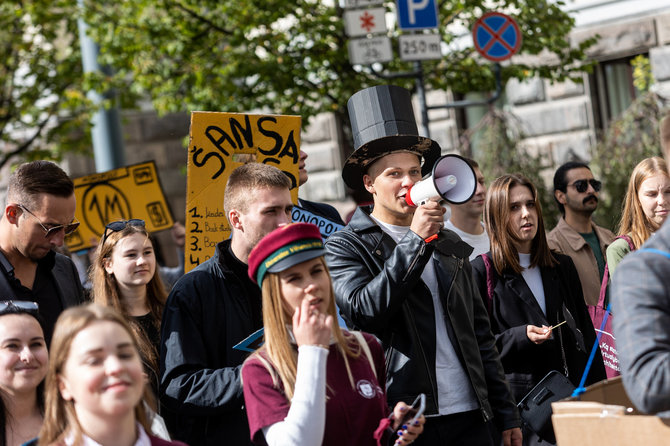 Pauliaus Peleckio / BNS nuotr./Vilniaus universiteto eisena Gedimino prospektu