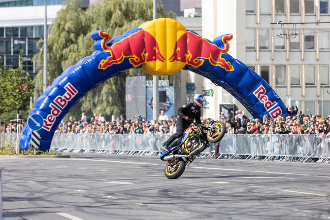 Pauliaus Peleckio / BNS nuotr./„Red Bull Showrun“ Vilniuje: Utena Stunt riders ir drifter'ių pasirodymas