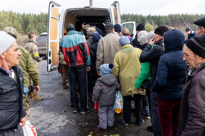 Pauliaus Peleckio / BNS nuotr./Dalinama humanitarinė pagalba Kivšarivkoje, Charkivo srityje