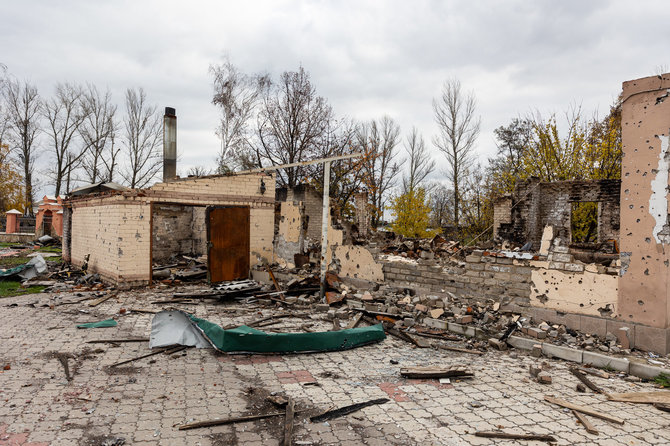 Pauliaus Peleckio / BNS nuotr./Sudegintos gyvenvietės išlaisvintoje Charkivo srityje