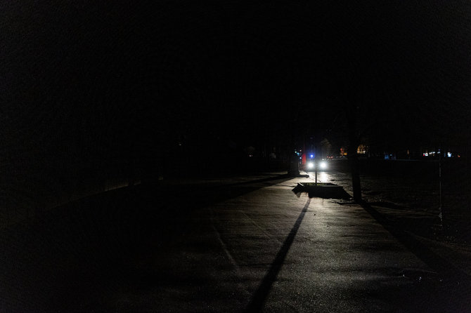 Pauliaus Peleckio / BNS nuotr./Charkivas naktį - neapšviestos gatvės taupant elektrą